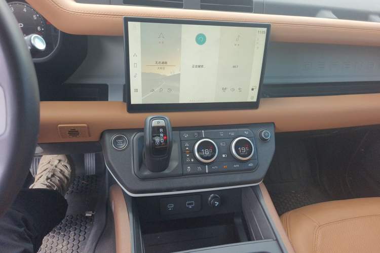 Used Land Rover Defender 2023 Facelift 110 3.0T P400 Dark Edition Audio And AC Panel