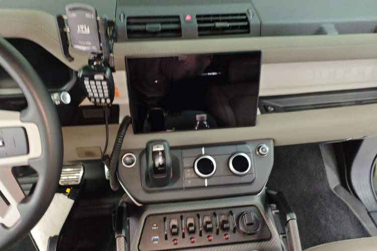 Used Land Rover Defender 2023 Facelift 90 2.0T P300 X-DYNAMIC HSE Audio And AC Panel