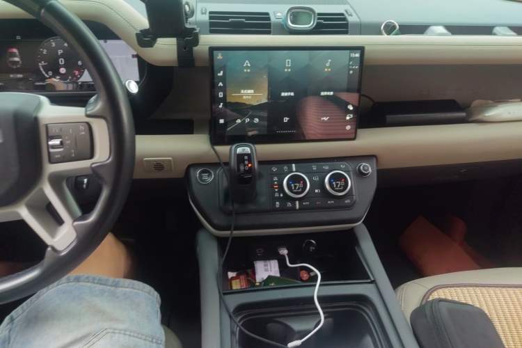 Used Land Rover Defender 2023 Facelift 90 2.0T P300 SE Audio And AC Panel