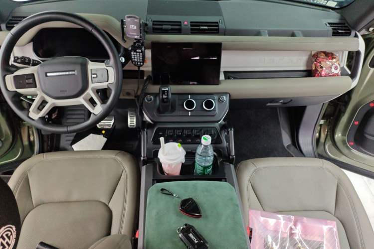 Used Land Rover Defender 2023 Facelift 90 2.0T P300 X-DYNAMIC HSE Center Console