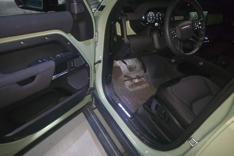 Used Land Rover Defender 2023 110 3.0T P400 75th Anniversary Legend Edition Driver Seat