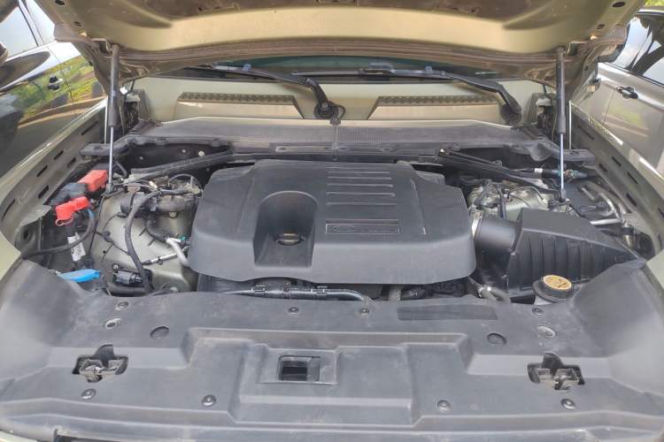 Used Land Rover Defender 2023 110 3.0T P400 Dark Edition Engine Bay