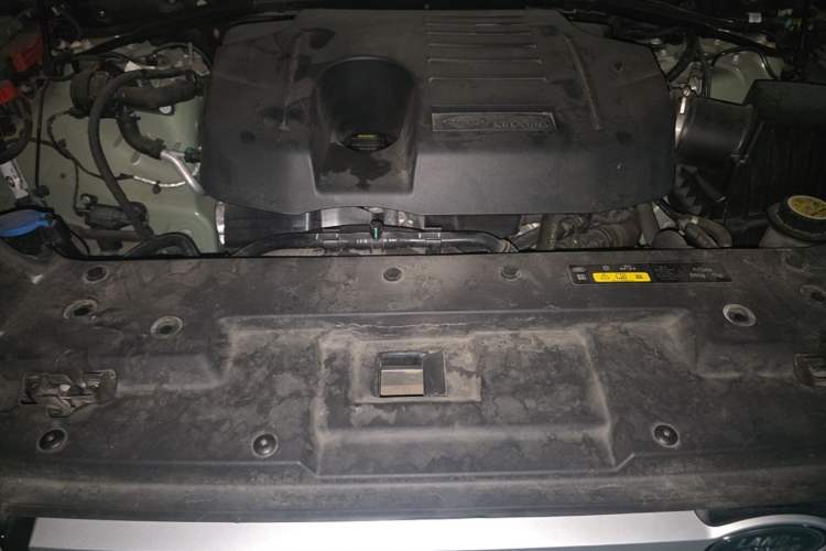 Used Land Rover Defender 2023 110 3.0T P400 75th Anniversary Legend Edition Engine Bay