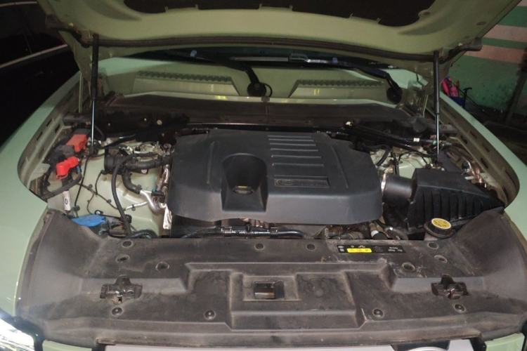 Used Land Rover Defender 2023 110 3.0T P400 75th Anniversary Legend Edition Engine Bay