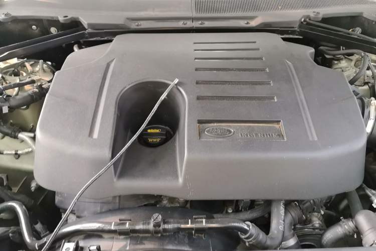 Used Land Rover Defender 2023 Facelift 110 3.0T P400 X-DYNAMIC HSE Engine Bay