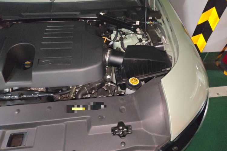 Used Land Rover Defender 2023 110 3.0T P400 75th Anniversary Legend Edition Engine Bay Left