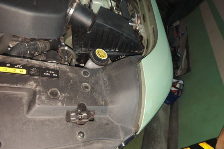 Used Land Rover Defender 2023 110 3.0T P400 75th Anniversary Legend Edition Engine Bay Left