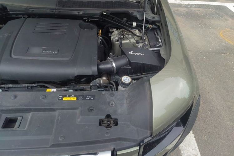 Used Land Rover Defender 2023 Facelift 90 2.0T P300 SE Engine Bay Left