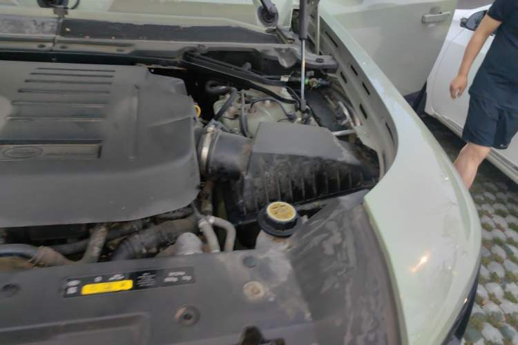 Used Land Rover Defender 2023 110 3.0T P400 75th Anniversary Legend Edition Engine Bay Left