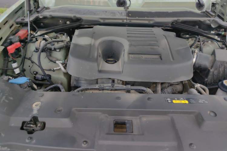 Used Land Rover Defender 2023 110 3.0T P400 75th Anniversary Legend Edition Engine Bay