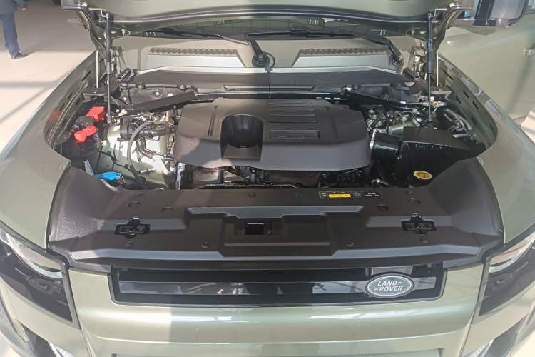 Used Land Rover Defender 2023 Facelift 110 3.0T P400 Dark Edition Engine Bay