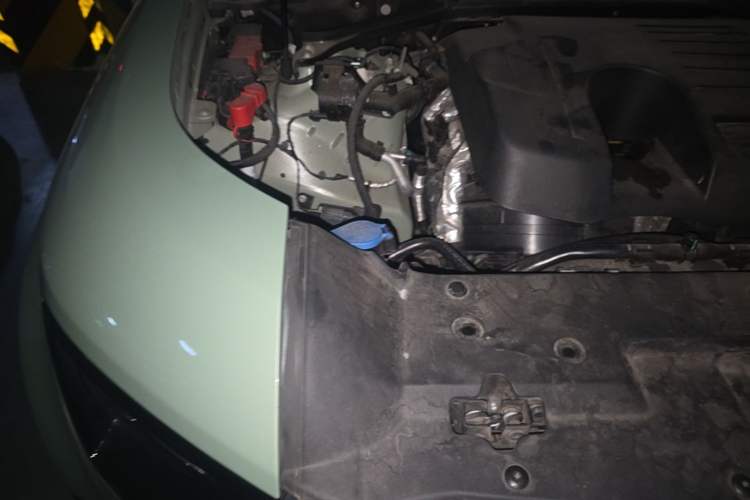 Used Land Rover Defender 2023 110 3.0T P400 75th Anniversary Legend Edition Engine Bay Right