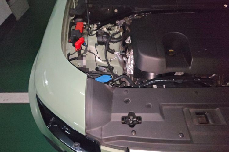 Used Land Rover Defender 2023 110 3.0T P400 75th Anniversary Legend Edition Engine Bay Right