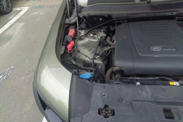 Used Land Rover Defender 2023 Facelift 90 2.0T P300 SE Engine Bay Right