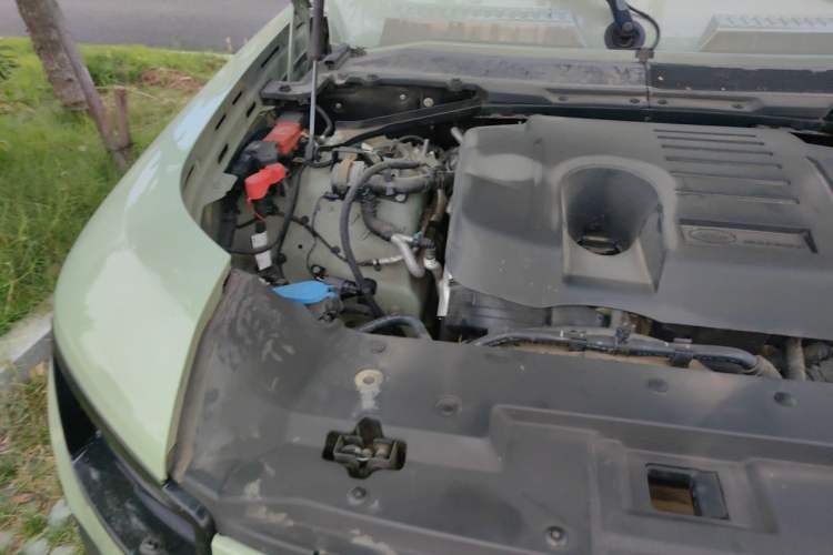 Used Land Rover Defender 2023 110 3.0T P400 75th Anniversary Legend Edition Engine Bay Right