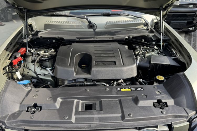 Used Land Rover Defender 2023 110 3.0T P400 X-DYNAMIC HSE Engine Bay