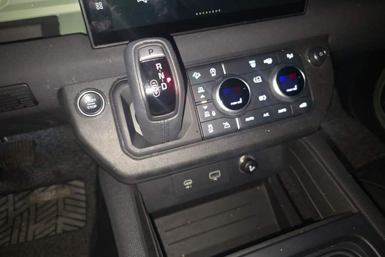 Used Land Rover Defender 2023 110 3.0T P400 75th Anniversary Legend Edition Gear Lever