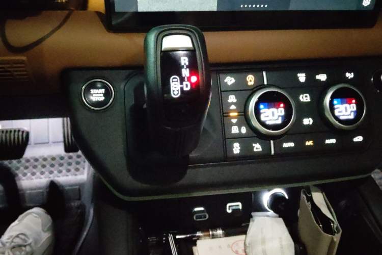 Used Land Rover Defender 2023 Facelift 110 3.0T P400 X-DYNAMIC HSE Gear Lever