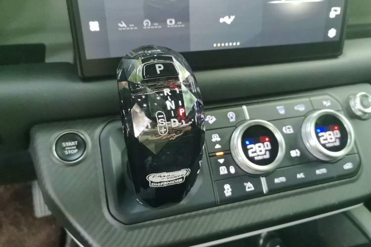 Used Land Rover Defender 2023 Facelift 110 3.0T P400 X-DYNAMIC HSE Gear Lever