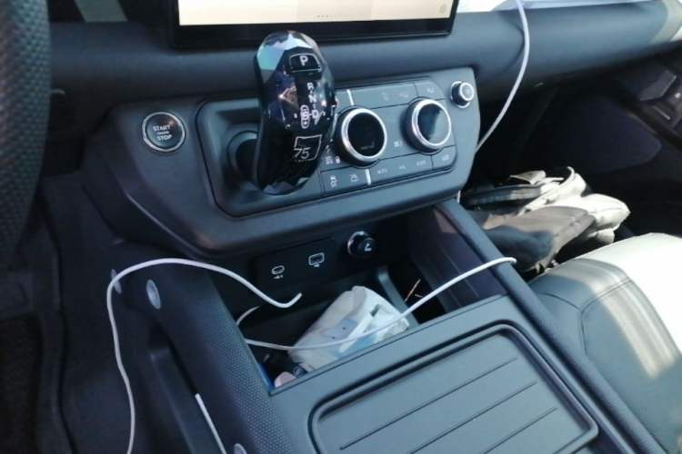 Used Land Rover Defender 2023 110 3.0T P400 75th Anniversary Legend Edition Gear Lever