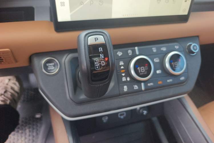 Used Land Rover Defender 2023 Facelift 110 3.0T P400 Dark Edition Gear Lever