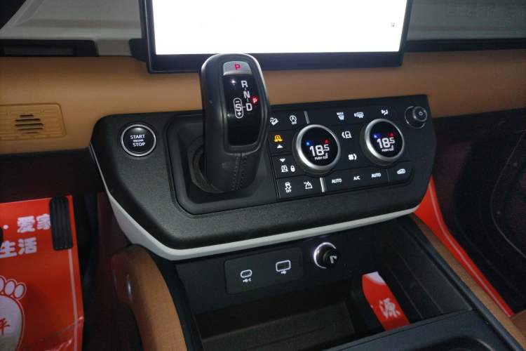 Used Land Rover Defender 2023 90 3.0T P400 Dark Edition Gear Lever