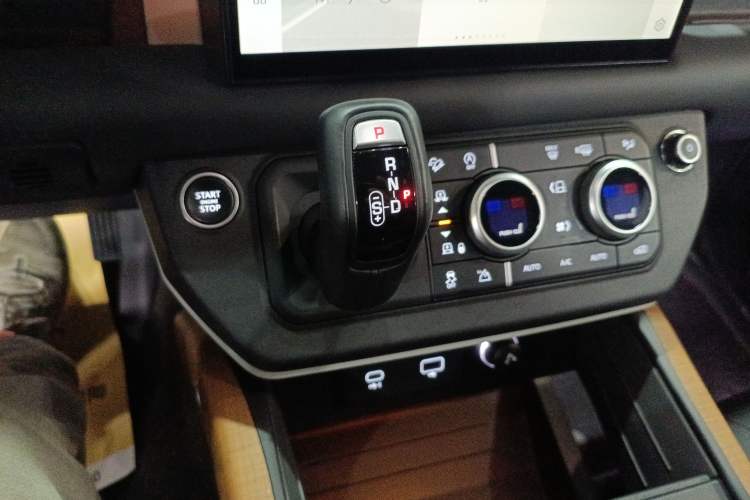 Used Land Rover Defender 2023 110 3.0T P400 X-DYNAMIC HSE Gear Lever