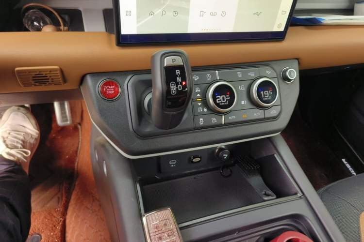 Used Land Rover Defender 2023 Revised Version 90 3.0T P400 Dark Edition Gear Lever