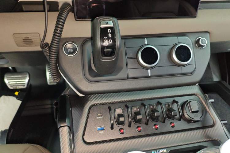 Used Land Rover Defender 2023 Facelift 90 2.0T P300 X-DYNAMIC HSE Gear Lever