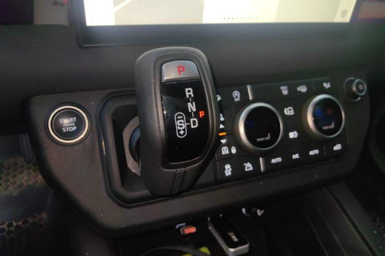 Used Land Rover Defender 2023 110 3.0T P400 75th Anniversary Legend Edition Gear Lever