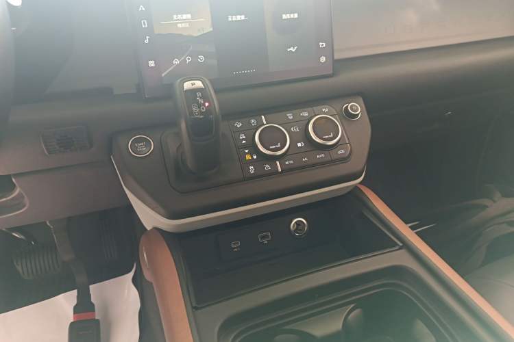 Used Land Rover Defender 2023 Facelift 110 3.0T P400 Dark Edition Gear Lever