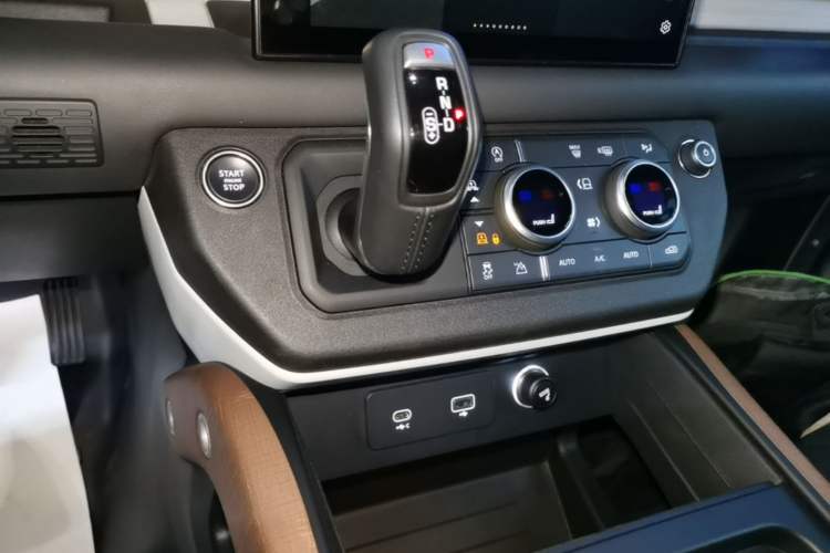 Used Land Rover Defender 2023 Facelift 110 3.0T P400 X-DYNAMIC HSE Gear Lever