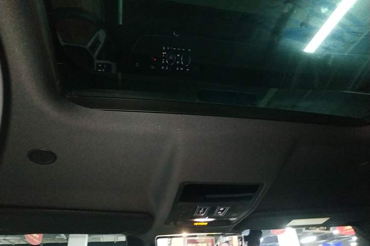 Used Land Rover Defender 2023 Facelift 110 3.0T P400 X-DYNAMIC HSE Headliner