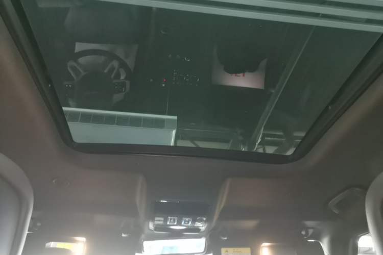 Used Land Rover Defender 2023 Facelift 110 3.0T P400 X-DYNAMIC HSE Headliner