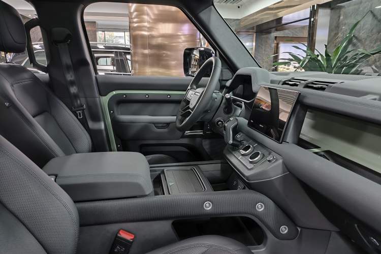 Used Land Rover Defender 2023 110 3.0T P400 75th Anniversary Legend Edition Interior 1