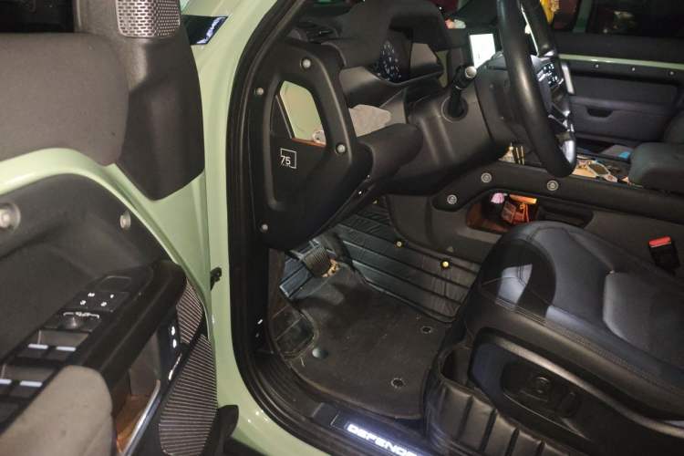 Used Land Rover Defender 2023 110 3.0T P400 75th Anniversary Legend Edition Interior 3