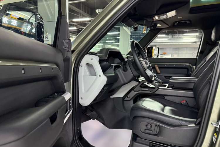 Used Land Rover Defender 2023 Facelift 110 3.0T P400 X-DYNAMIC HSE Interior 3