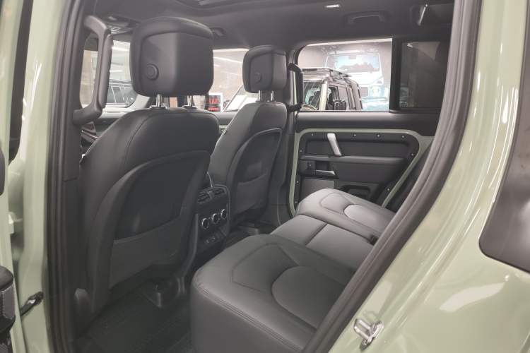 Used Land Rover Defender 2023 110 3.0T P400 75th Anniversary Legend Edition Interior 3