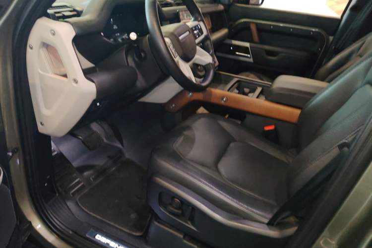 Used Land Rover Defender 2023 Facelift 110 3.0T P400 X-DYNAMIC HSE Interior 3