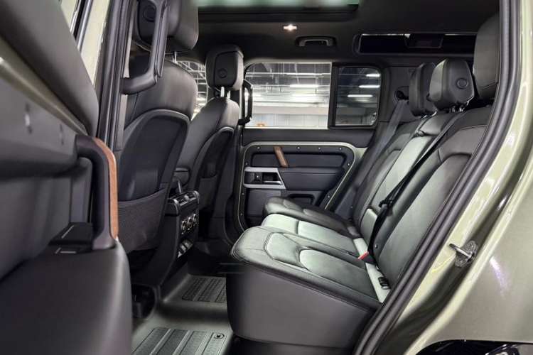 Used Land Rover Defender 2023 Facelift 110 3.0T P400 X-DYNAMIC HSE Interior 5