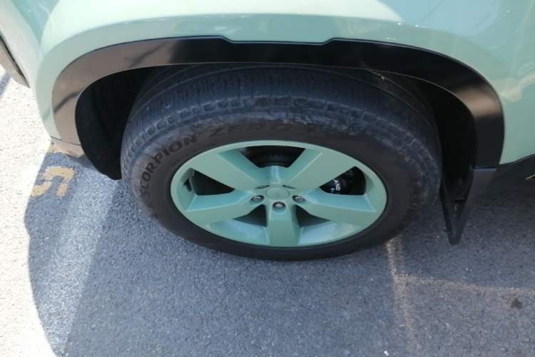 Used Land Rover Defender 2023 110 3.0T P400 75th Anniversary Legend Edition Left Front Wheel Hub
