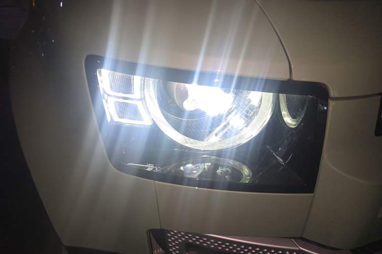 Used Land Rover Defender 2023 110 3.0T P400 75th Anniversary Legend Edition Right Front Headlight