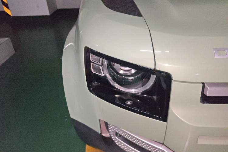 Used Land Rover Defender 2023 110 3.0T P400 75th Anniversary Legend Edition Right Front Headlight
