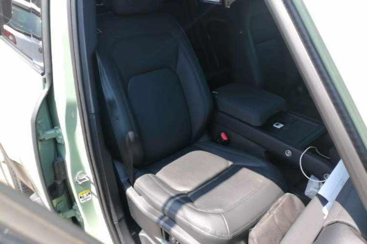 Used Land Rover Defender 2023 110 3.0T P400 75th Anniversary Legend Edition Right Front Seat