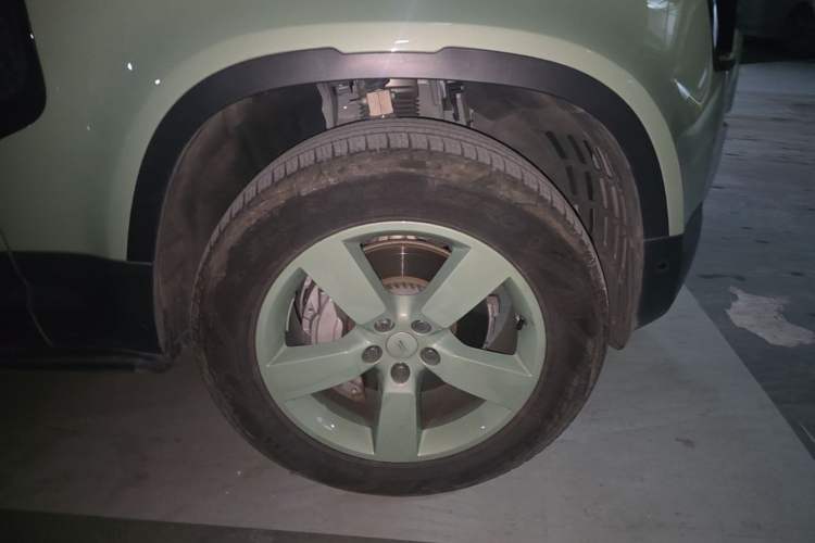 Used Land Rover Defender 2023 110 3.0T P400 75th Anniversary Legend Edition Right Front Wheel Hub