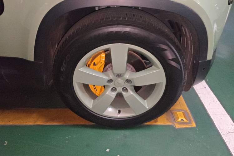 Used Land Rover Defender 2023 110 3.0T P400 75th Anniversary Legend Edition Right Front Wheel Hub