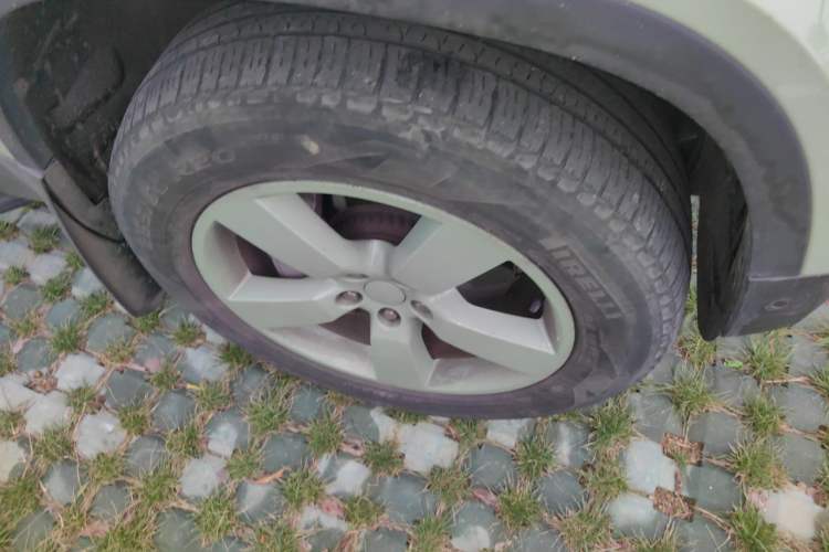Used Land Rover Defender 2023 110 3.0T P400 75th Anniversary Legend Edition Right Front Wheel Hub
