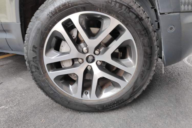 Used Land Rover Defender 2023 110 3.0T P400 Dark Edition Right Front Wheel Hub