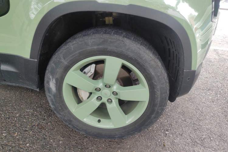 Used Land Rover Defender 2023 110 3.0T P400 75th Anniversary Legend Edition Right Front Wheel Hub