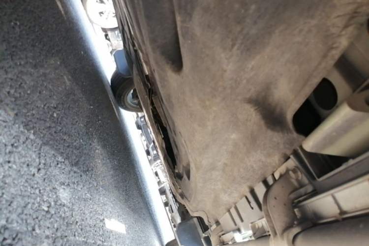 Used Land Rover Defender 2023 110 3.0T P400 75th Anniversary Legend Edition Right Side Sill
